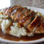Eenvoudige Kip met Saus Over Aardappelpuree