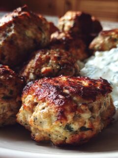 Griekse Kipgehaktballen met Zelfgemaakte Tzatziki Saus