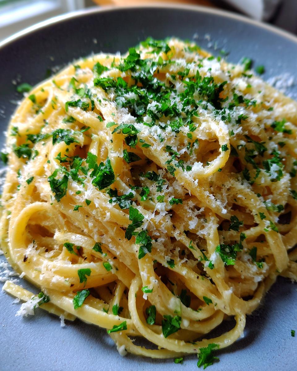 Kaasachtige Knoflookboter Linguine Pasta - detail 3