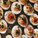 Gevulde Eieren met een Twist – romige klassieker met bieslook, paprika en variaties als zalm, avocado of curry.