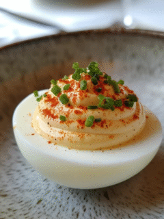 Gevulde Eieren met een Twist – romige klassieker met bieslook, paprika en variaties als zalm, avocado of curry.