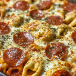 Kaas Tortellini Pepperoni Pizza Ovenschotel – romige pastaschotel met pizzasmaak, snelle ovengerechtfavoriet voor elke dag van de week