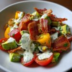 Een heerlijke Avocado Maïs Tomatensalade met spek, avocado, tomaat, maïs en romige dressing.
