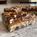 Een close-up van een Caramel Pretzel Crack Bar met een laag karamel, chocolade en stukjes pretzel.
