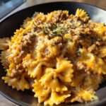Close-up van romige Cajun kaas strikjes pasta met rundvlees, gegarneerd met peterselie.