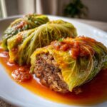 Close-up van heerlijke Stuffed Cabbage Rolls, gevuld met vlees en geserveerd in tomatensaus.