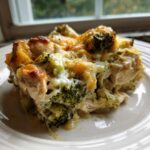 Een royale portie Chicken Broccoli Casserole met stukjes kip, broccoli en een goudbruin, gesmolten kaaskorstje.