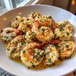 Close-up van sappige garnalen bedekt met knoflook en peterselie, een portie Easy Garlic Shrimp.