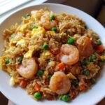 Close-up van een portie smaakvolle Garnalen Gebakken Rijst met grote garnalen, ei en doperwten.