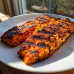 Twee sappige filets van Gegrilde Mahi Mahi met duidelijke grillstrepen op een wit bord.