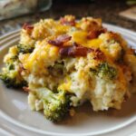 Een royale portie van de Kaasachtige Broccolischotel Met Spek, bedekt met gesmolten kaas en krokante spekjes.