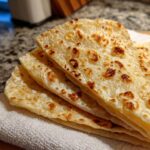 Close-up van een stapel versgebakken, zacht Lavash Brood met goudbruine blaren.