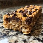 Close-up van een reep zelfgemaakte Chocolate Granola met havermout en gesmolten chocolade druppels.