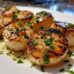 Close-up van sappige Easy Grilled Scallops met een goudbruine korst en verse peterselie.