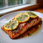 Gegrilde zalmfilet met citroenschijfjes en verse dille, geserveerd op een wit bord. Een van de Easy Salmon Recipes.