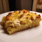 Een portie Chicken And Potato Casserole met goudbruine kaaskorst en stukjes kip en aardappel.